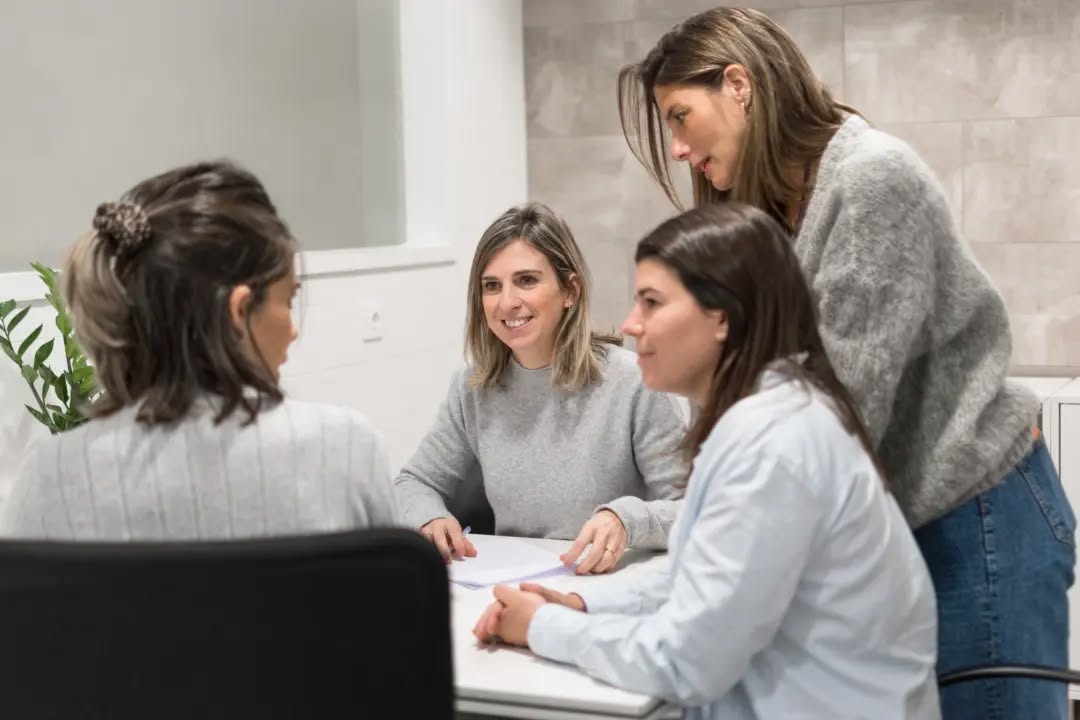Equip de professionals atenent a recepció